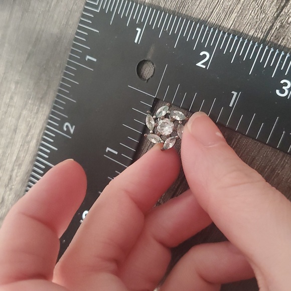 Icy Elegant Silver Floral Stud Earrings E776 - Picture 5 of 5